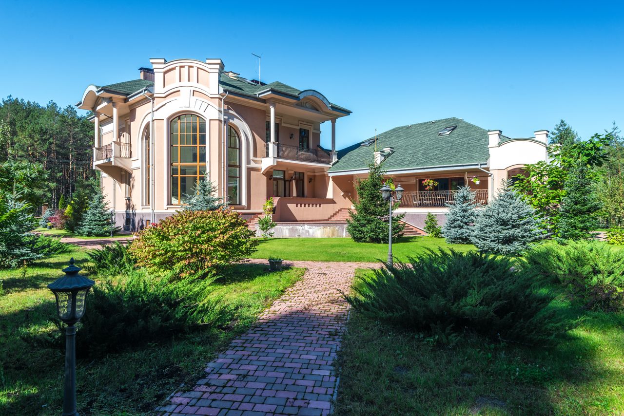 clear sky over mansion 8082322